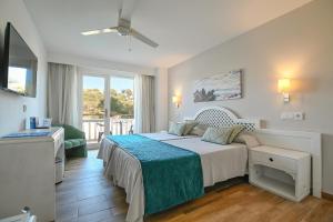 Superior Double Room with Sea View (2 Adults + 1 Child) room in Hotel Pinos Playa