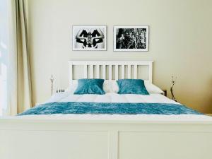 Colorful & Quiet Apartment in Beautiful Viennese Building