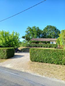 Maison charmante avec jacuzzi à Saint-Ciers-de-Canesse