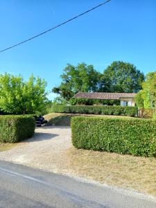 Maisons de vacances Maison de 2 chambres avec jacuzzi jardin clos et wifi a Saint Ciers de Canesse : photos des chambres