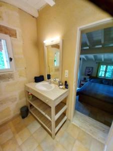 Maisons de vacances Maison de 2 chambres avec jacuzzi jardin clos et wifi a Saint Ciers de Canesse : photos des chambres