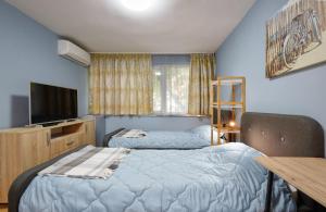 Top Center, Sea Garden, Brand New Studio - Majestic