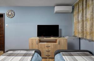 Top Center, Sea Garden, Brand New Studio - Majestic