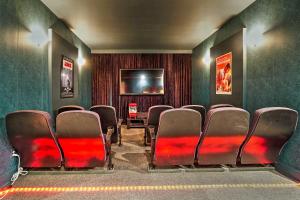 Tellico Village Getaway w Theater, Game Room