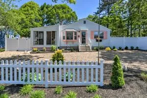 Charming West Yarmouth Home about 2 Mi to Beach! - يارموث الغربية