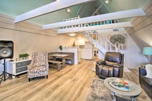 Deck, Boat Slip and Views Lake Hamilton Cabin!