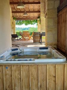 Maisons de vacances Maison de 2 chambres avec jacuzzi jardin clos et wifi a Saint Ciers de Canesse : photos des chambres