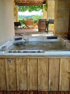 Maisons de vacances Maison de 2 chambres avec jacuzzi jardin clos et wifi a Saint Ciers de Canesse : photos des chambres