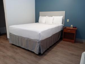 Standard Queen Room - Non-Smoking room in WoodSpring Suites Houston La Porte