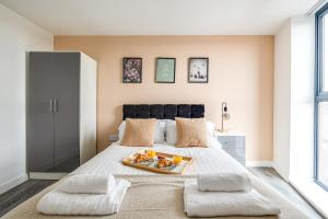 Stunning 2 bed apt with free parking close to CC