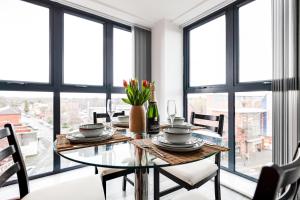 Stunning 2 bed apt with free parking close to CC