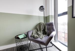Stunning 2 bed apt with free parking close to CC