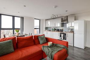 Stunning 2 bed apt with free parking close to CC