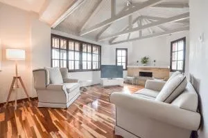 ALEXANDRE MAISON Beachfront Gialova Vacation Home - Yiannoulaíika