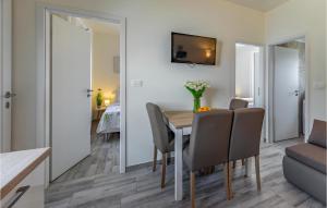 Gorgeous Apartment In Valbandon