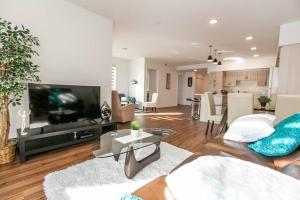 Spacious 2bedroom FREE parking king bed close to DT - 4hvězdičkové hotely ve městě Edmonton