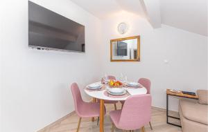 Pet Friendly Apartment In Pirovac