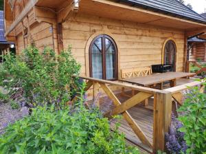 Woodorf drewnem usłane - domki z bala nad rzeką Słupią wśród pól i lasów z chatą grillową, ogniskiem i placami zabaw dla dzieci -Royal Red House z jacuzzi i ogrodzonym extra ogródkiem dla piesków, Royal Green House - bez jacuzzi