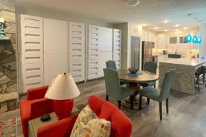 Lake Keowee Resort Condo with Balcony and Pool Access!