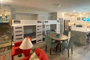 Lake Keowee Resort Condo with Balcony and Pool Access!