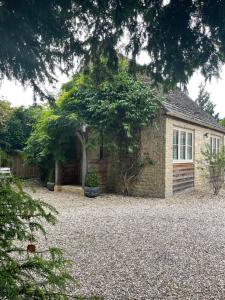 Cotswolds cottage in Ewen village with the Wild Duck Pub, Cirencester
