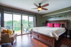 Penthouse Paradise - Fireplace and Mountain View