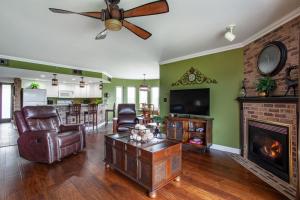 Penthouse Paradise - Fireplace and Mountain View