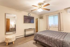 Cozy Poconos Ranch Home w Pool Access, Near Lake!