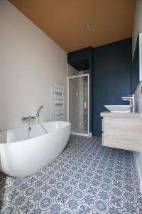 Maisons de vacances Maison en plein centre avec piscine garage et clim : photos des chambres