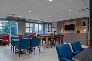 Holiday Inn Express Hotel & Suites Woodbridge by IHG
