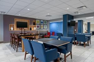 Holiday Inn Express Hotel & Suites Woodbridge by IHG