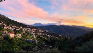 Maisons de vacances Typical house in the mountains, 10mn from the sea : photos des chambres