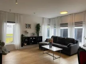 Spacious 3BR Condo near Blue lagoon 15M Airport 9M - 沃加尔