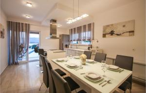 Amazing Home In Okrug Gornji