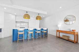 6 Seabreeze Spacious Newly Renovated Apartment with Ocean Views