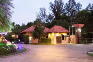 Family-friendly house, a few steps from the pool and close to the ocean.