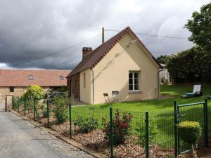 Maisons de vacances Gite Saint-Mars-d'Egrenne, 2 pieces, 6 personnes - FR-1-497-149 : photos des chambres