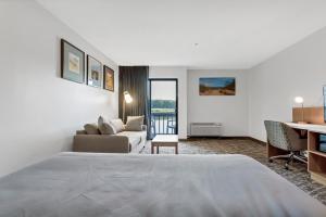 King Room with Lake View room in Waterbird Lakeside Inn
