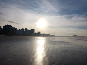Casa Tupi 3 quadras da praia em condomínio