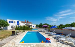 Nice Home In Trget With Wifi, 4 Bedrooms And Outdoor Swimming Pool