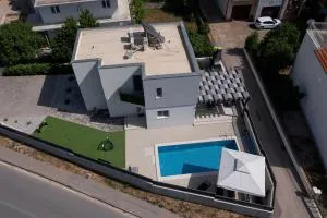 Villa Lumaka Sun - Amazing Home In Brodarica with 4 Bedrooms, Wifi, Outdoor Swimming Pool and Heated Swimming Pool - 布罗达里卡