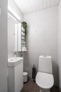 "PENTHOUSE" - Renovated 1BR Apt with Sauna & 60m2 Private Terrace