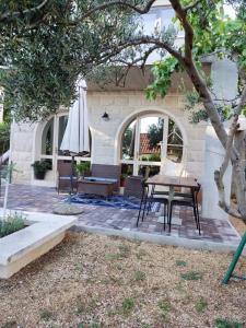 Holiday Home with free parking by the beach