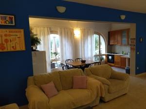 Holiday Home with free parking by the beach