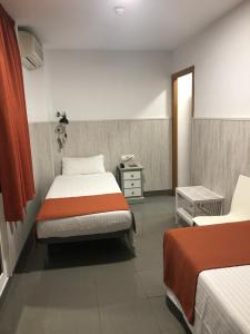 Interior twin room without Views room in Hostal La Terrassa