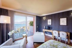 Suite with Terrace and Lake View