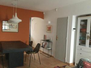 Yellow House - Checkinhome