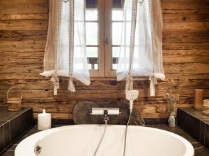 Chalet savoyard rénové, 10 pers, proche pistes, animaux admis - FR-1-304-162