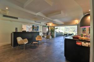 Hotels Kyriad Frejus - Centre : photos des chambres