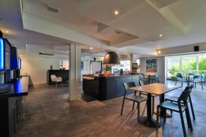 Hotels Hotel restaurant Kyriad Frejus : photos des chambres